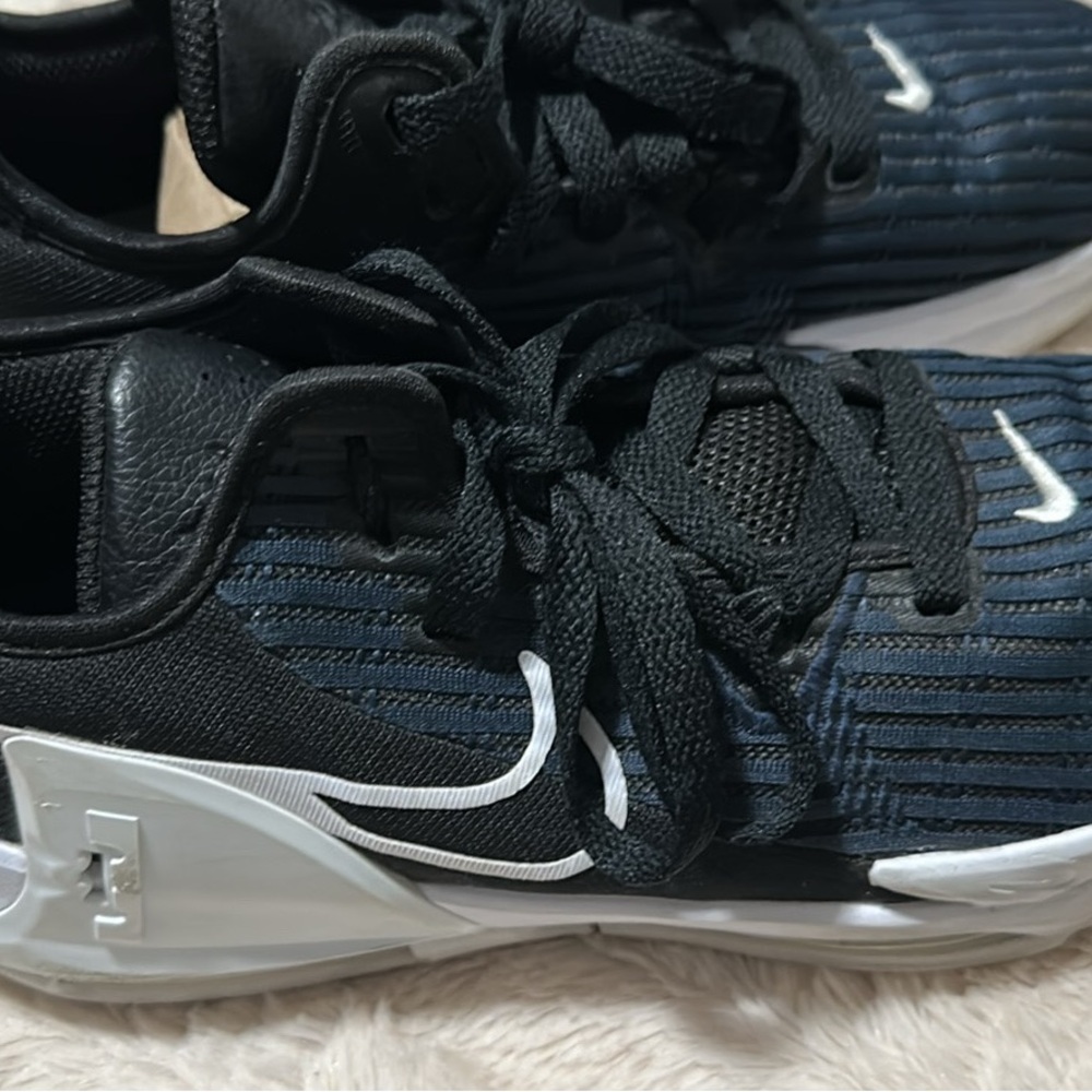 Nike LeBron witness 6 Sneakers - Black and white